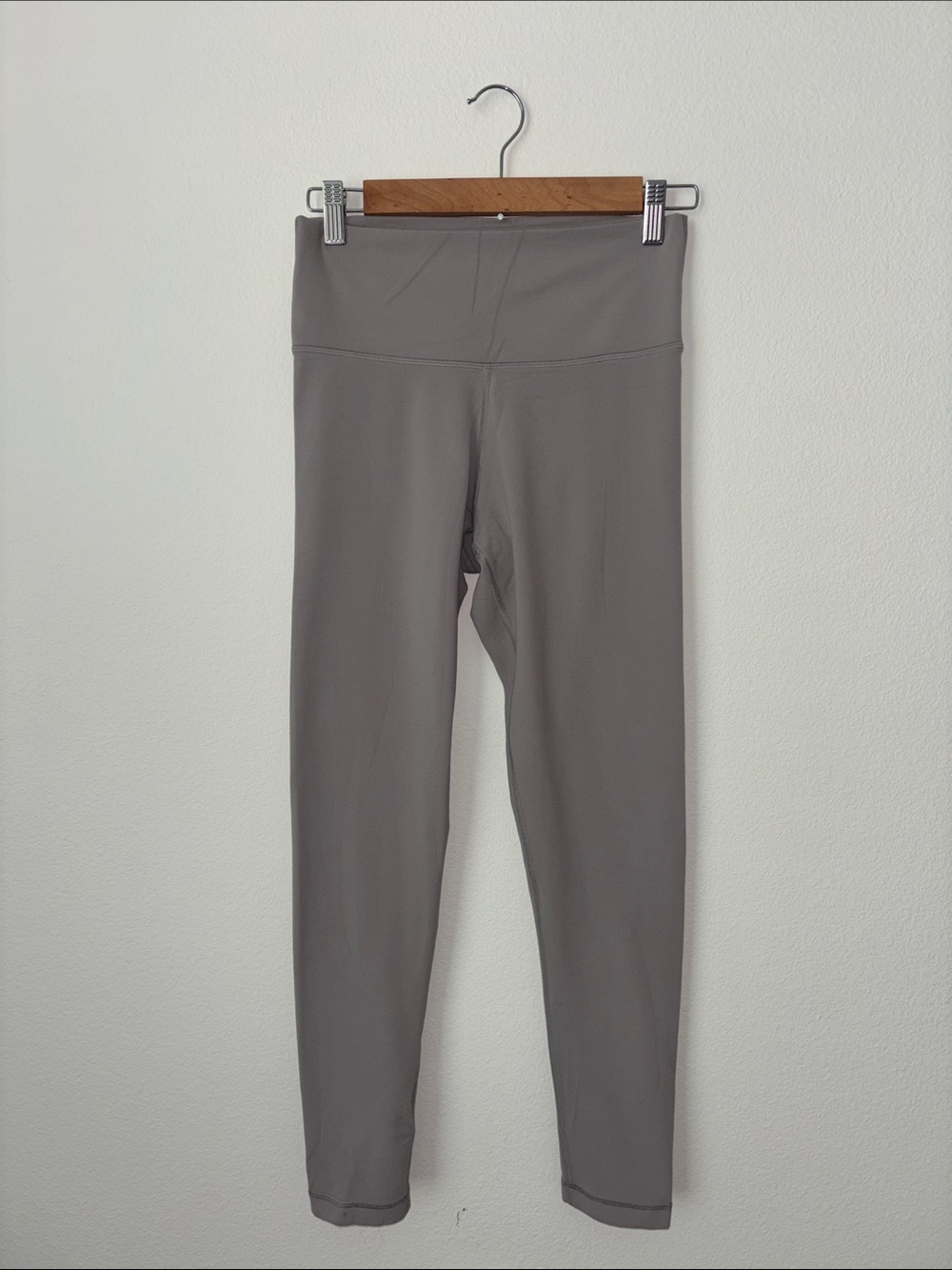 Aritzia TNA Butter High-Waist Women's Leggings in Taupe